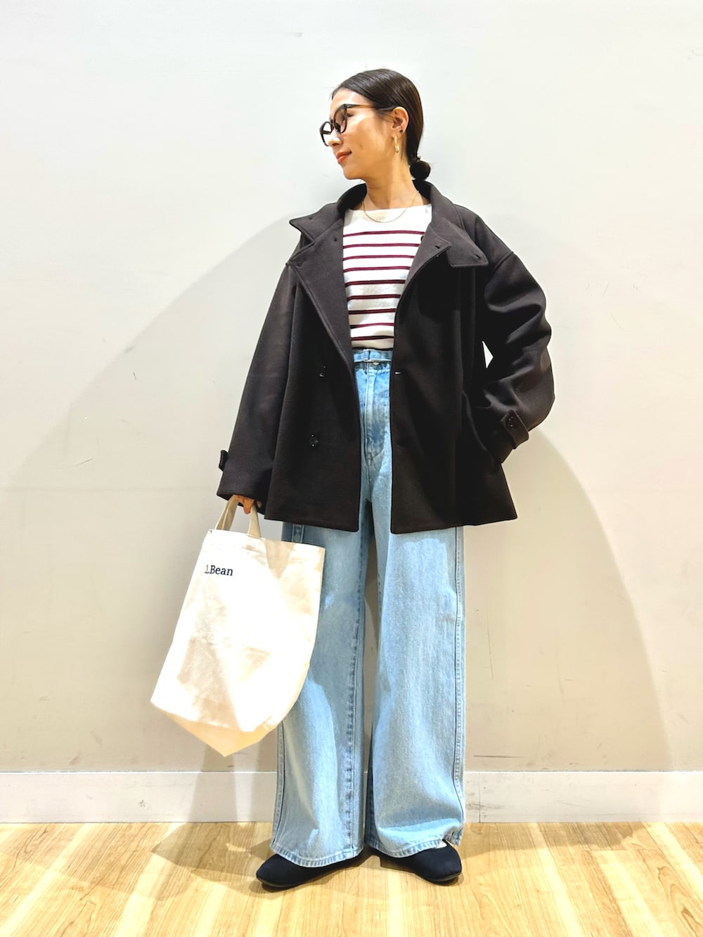 ブラウン系のその他アウター、その他のニット/セーター、ブルー系のデニムパンツを着用したレディースの冬コーディネートの8枚目の写真