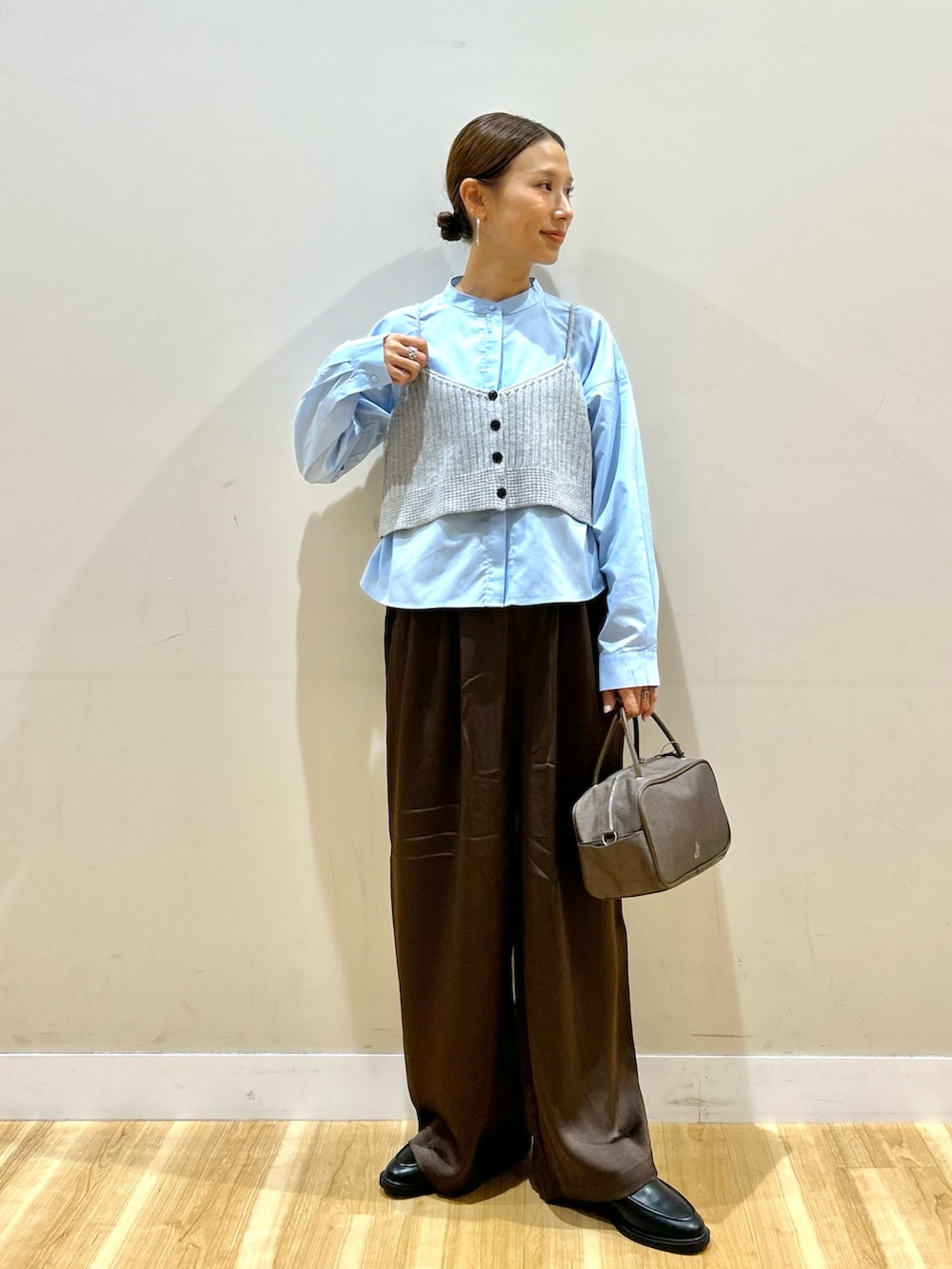 ブルー系のシャツ/ブラウス、ブラウン系のその他パンツ、ブラウン系のボストンバッグを着用したレディースの秋コーディネートの5枚目の写真
