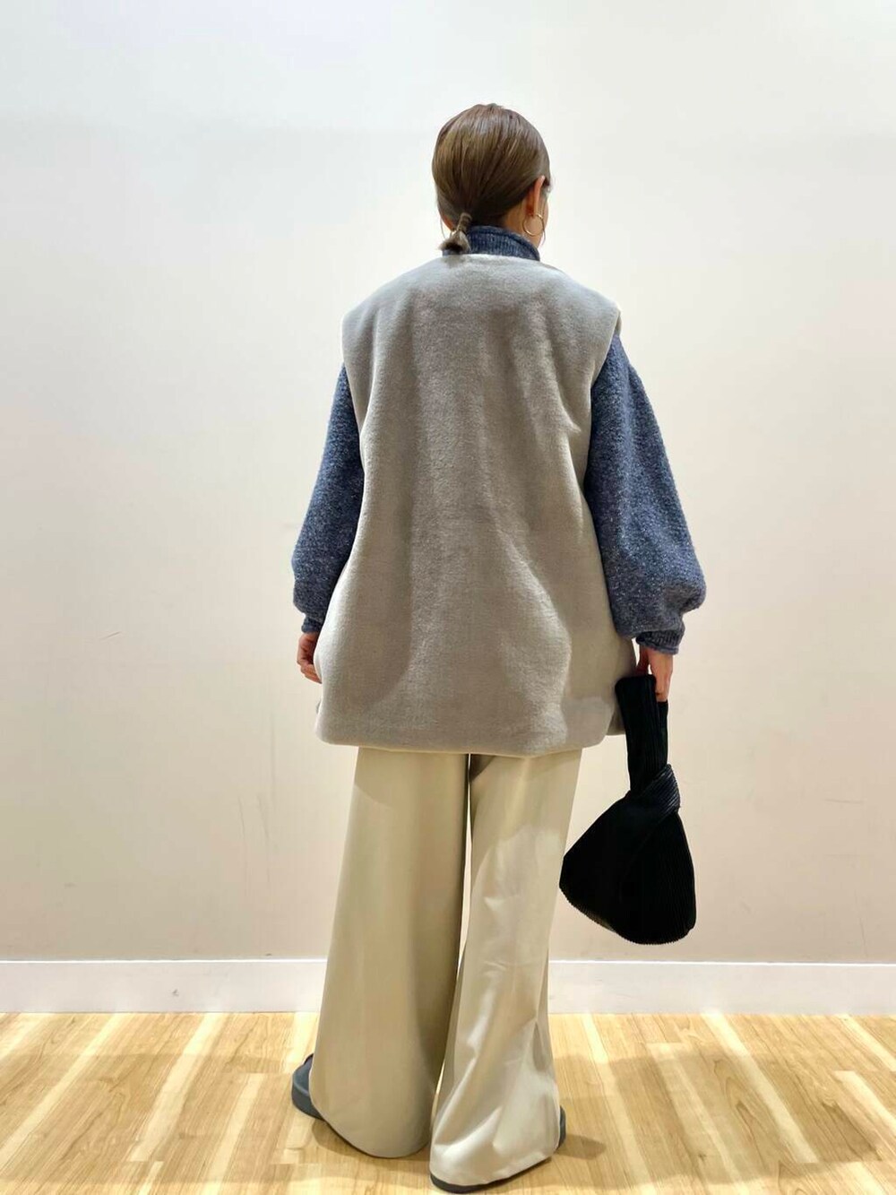 ブラック系のハンドバッグ、グレー系のその他アウター、グレー系のその他シューズを着用したレディースの冬コーディネートの4枚目の写真