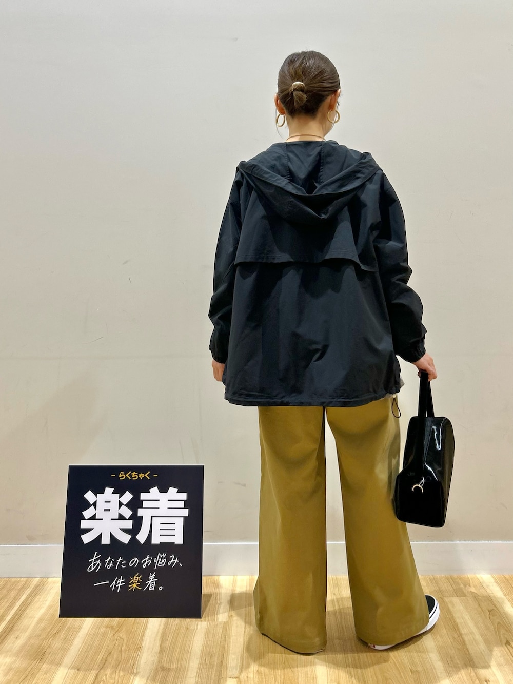 ブラック系のマウンテンパーカー、その他のシャツ/ブラウス、イエロー系のその他パンツを着用したレディースの春コーディネートの3枚目の写真