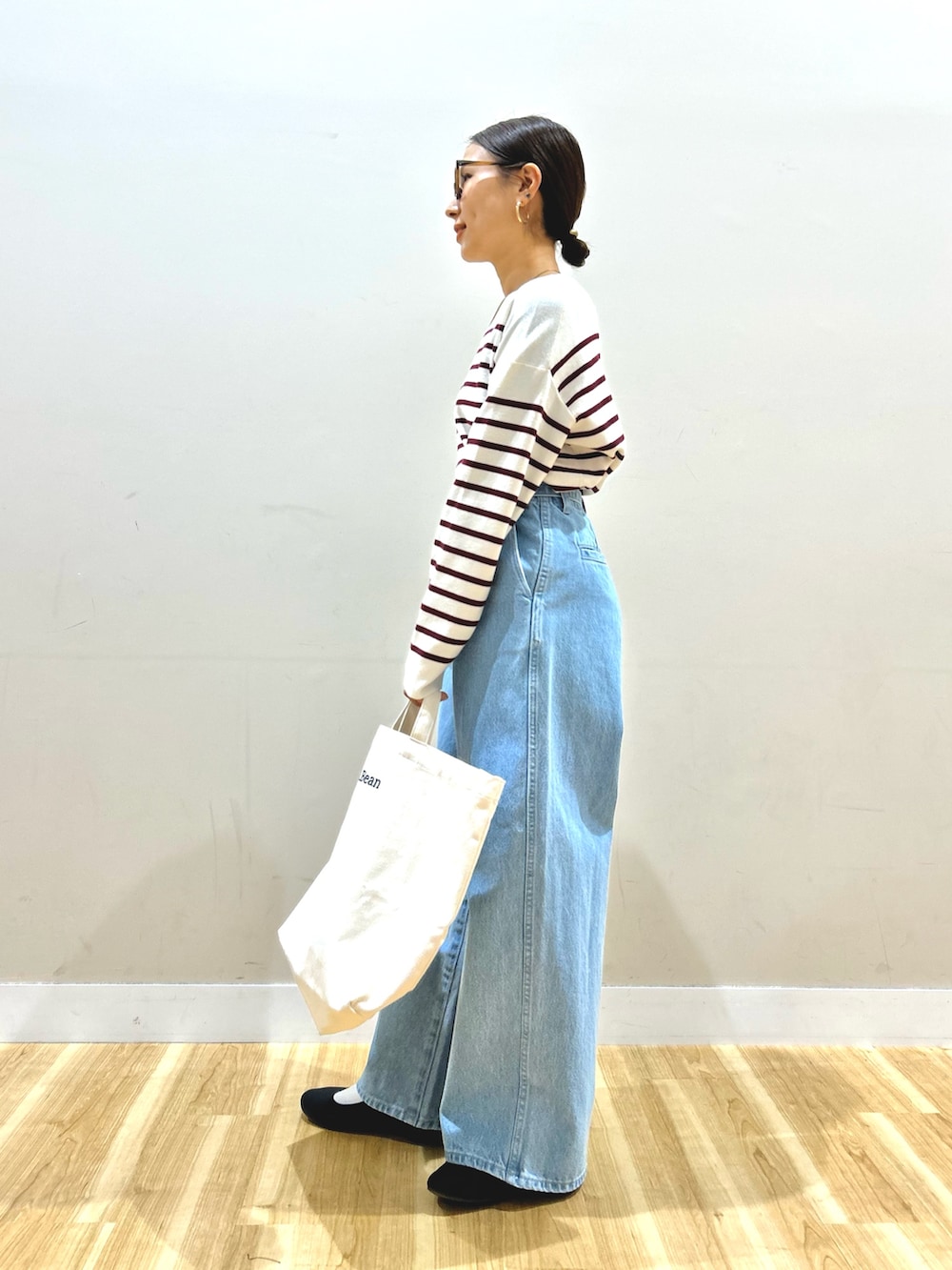 ブラウン系のその他アウター、その他のニット/セーター、ブルー系のデニムパンツを着用したレディースの冬コーディネートの6枚目の写真