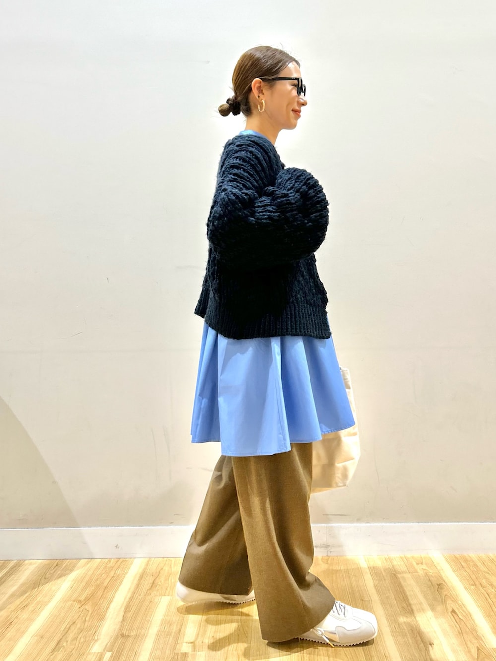 ブルー系のカーディガン/ボレロ、ブルー系のワンピース、ベージュ系のその他パンツを着用したレディースの冬コーディネートの4枚目の写真