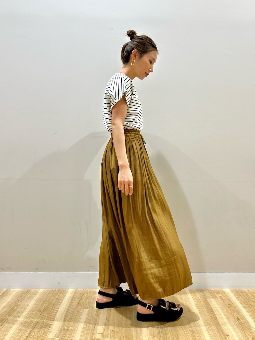 ブラック系のカーディガン/ボレロ、ホワイト系のTシャツ/カットソー、イエロー系のその他パンツを着用したレディースの春コーディネートの5枚目の写真