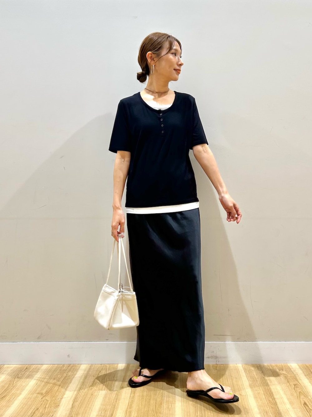ベージュ系のノーカラージャケット、ブラック系のTシャツ/カットソー、ブラック系のスカートを着用したレディースの春コーディネートの5枚目の写真