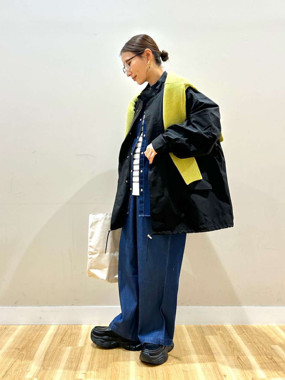 ブルー系のシャツ/ブラウス、ブラック系のモッズコート、その他のニット/セーターを着用したレディースの冬コーディネートの2枚目の写真