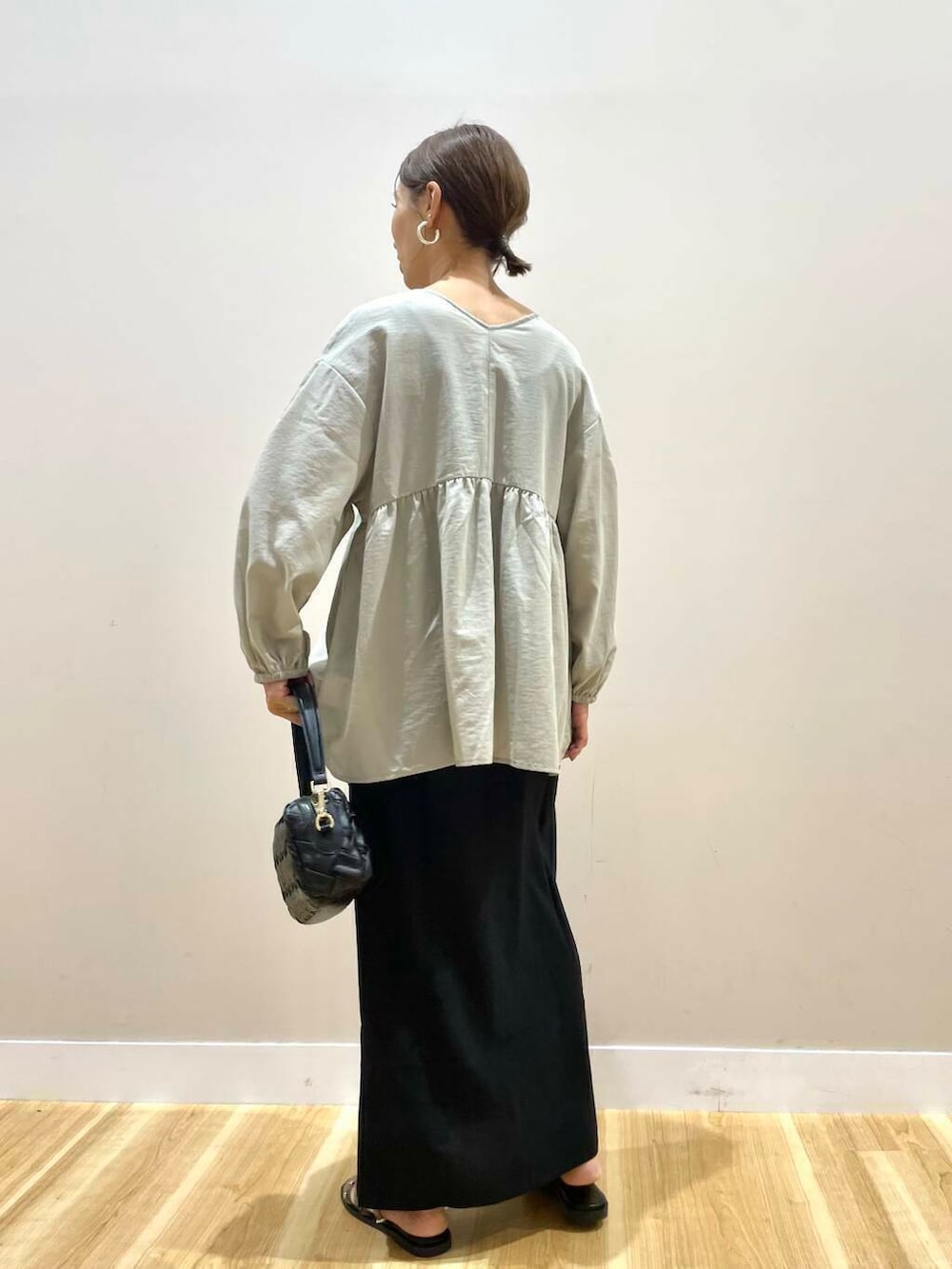 グリーン系のシャツ/ブラウス、ブラック系のサンダル、ブラック系のスカートを着用したレディースの夏コーディネートの3枚目の写真