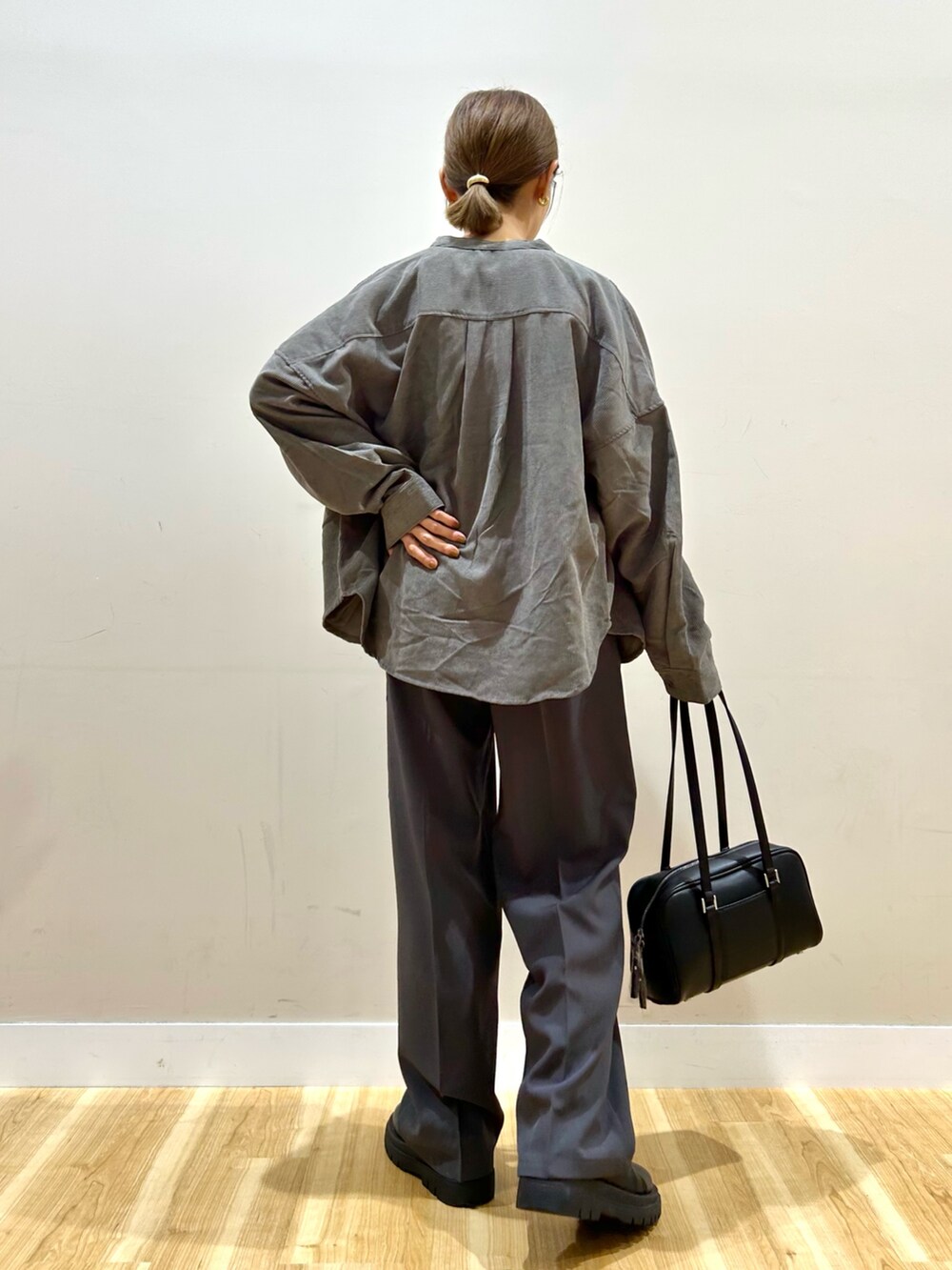 グレー系のその他パンツ、ブラック系のボストンバッグ、ホワイト系のTシャツ/カットソーを着用したレディースの秋コーディネートの3枚目の写真