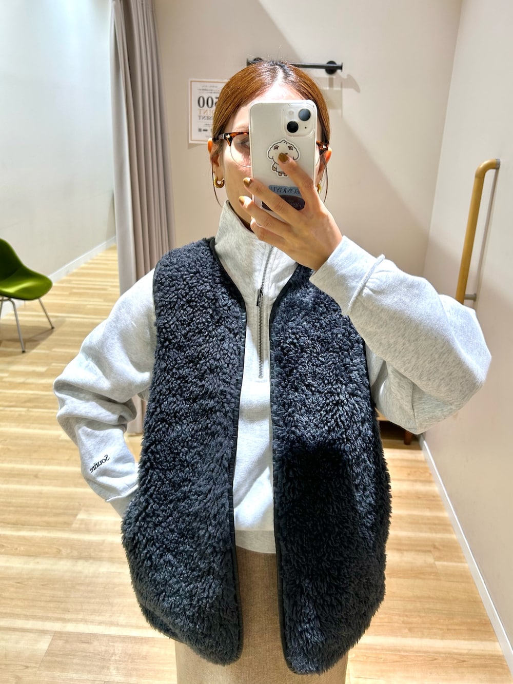 グレー系のその他アウター、ベージュ系のスウェット、ベージュ系のスカートを着用したレディースの秋コーディネートの7枚目の写真