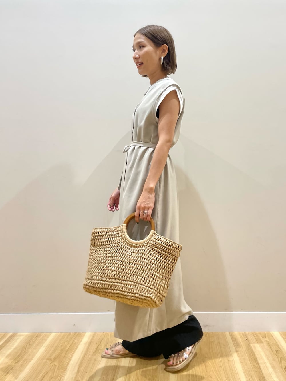 ベージュ系のワンピース、ホワイト系のTシャツ/カットソー、ブラック系のその他パンツを着用したレディースの夏コーディネートの2枚目の写真