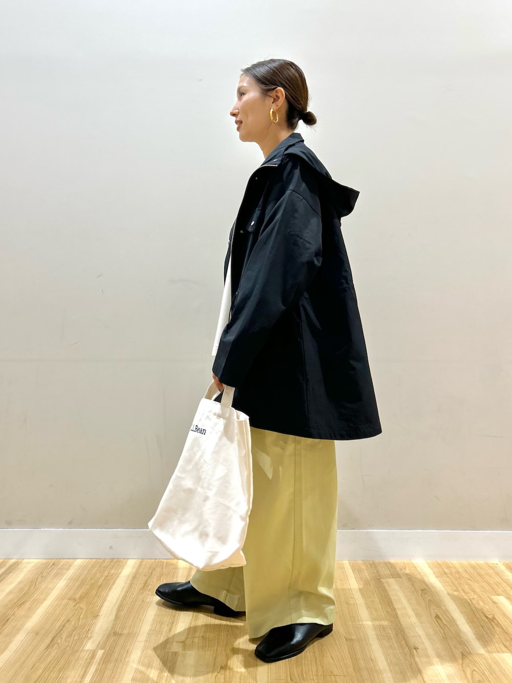 ブラック系のブルゾン、ホワイト系のスウェット、ベージュ系のその他パンツを着用したレディースの春コーディネートの2枚目の写真