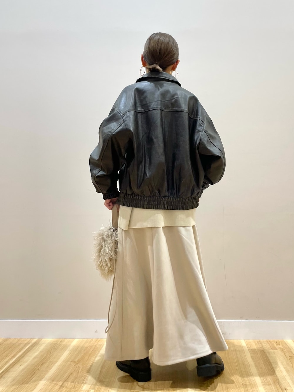 ブラウン系のその他アウター、ホワイト系のニット/セーター、ベージュ系のスカートを着用したレディースの秋コーディネートの3枚目の写真