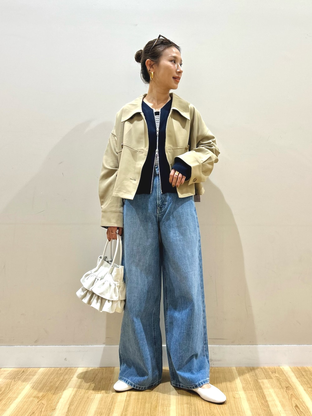 ブルー系のカーディガン/ボレロ、ベージュ系のその他アウター、ホワイト系のTシャツ/カットソーを着用したレディースの春コーディネートの4枚目の写真