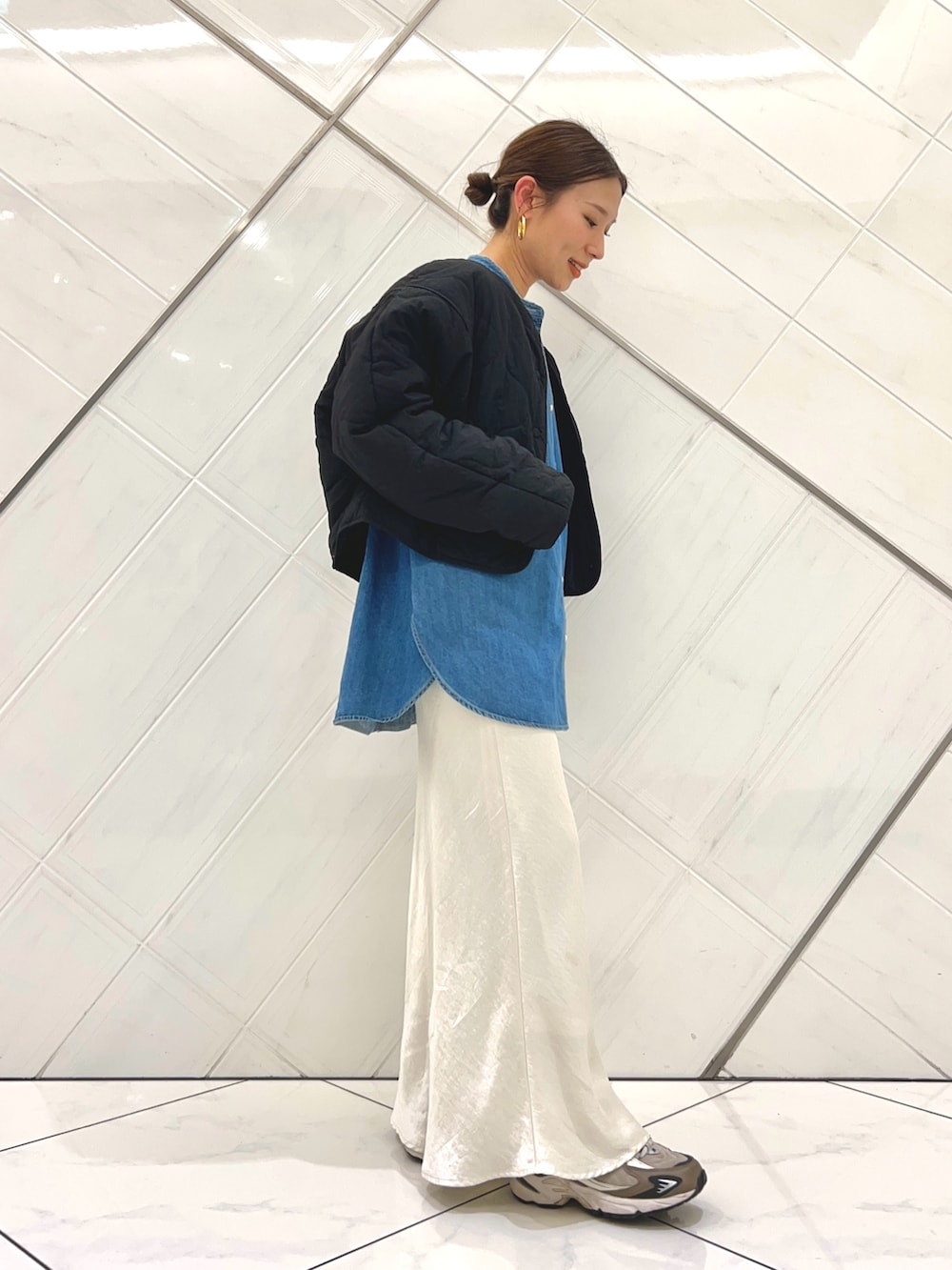 ブルー系のシャツ/ブラウスを着用したレディースの冬コーディネートの2枚目の写真