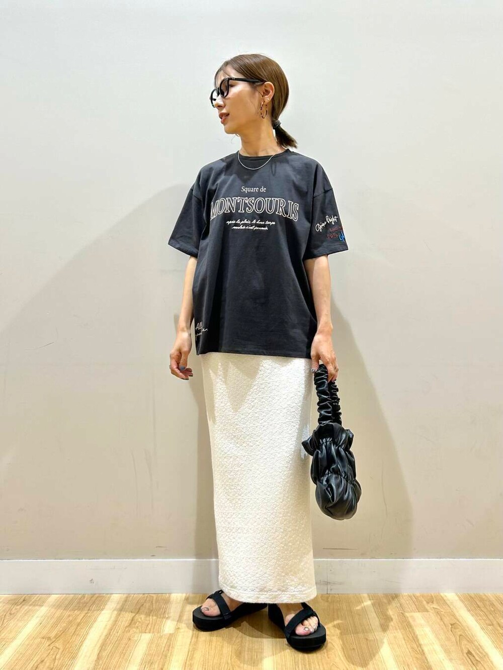 ブラック系のサンダル、ブラック系のハンドバッグ、グリーン系のその他アウターを着用したレディースの夏コーディネートの5枚目の写真