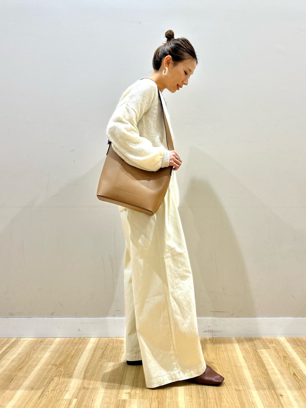 ホワイト系のニット/セーター、ホワイト系のTシャツ/カットソー、ホワイト系のその他パンツを着用したレディースの春コーディネートの3枚目の写真