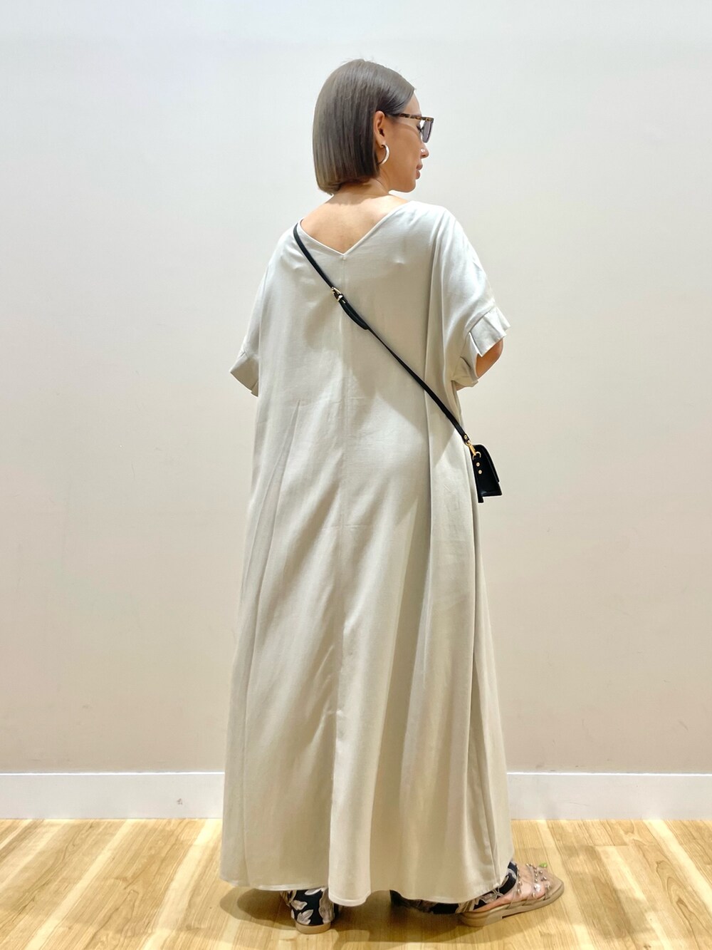 ベージュ系のサンダル、ベージュ系のワンピース、ブラック系のその他パンツを着用したレディースの夏コーディネートの4枚目の写真