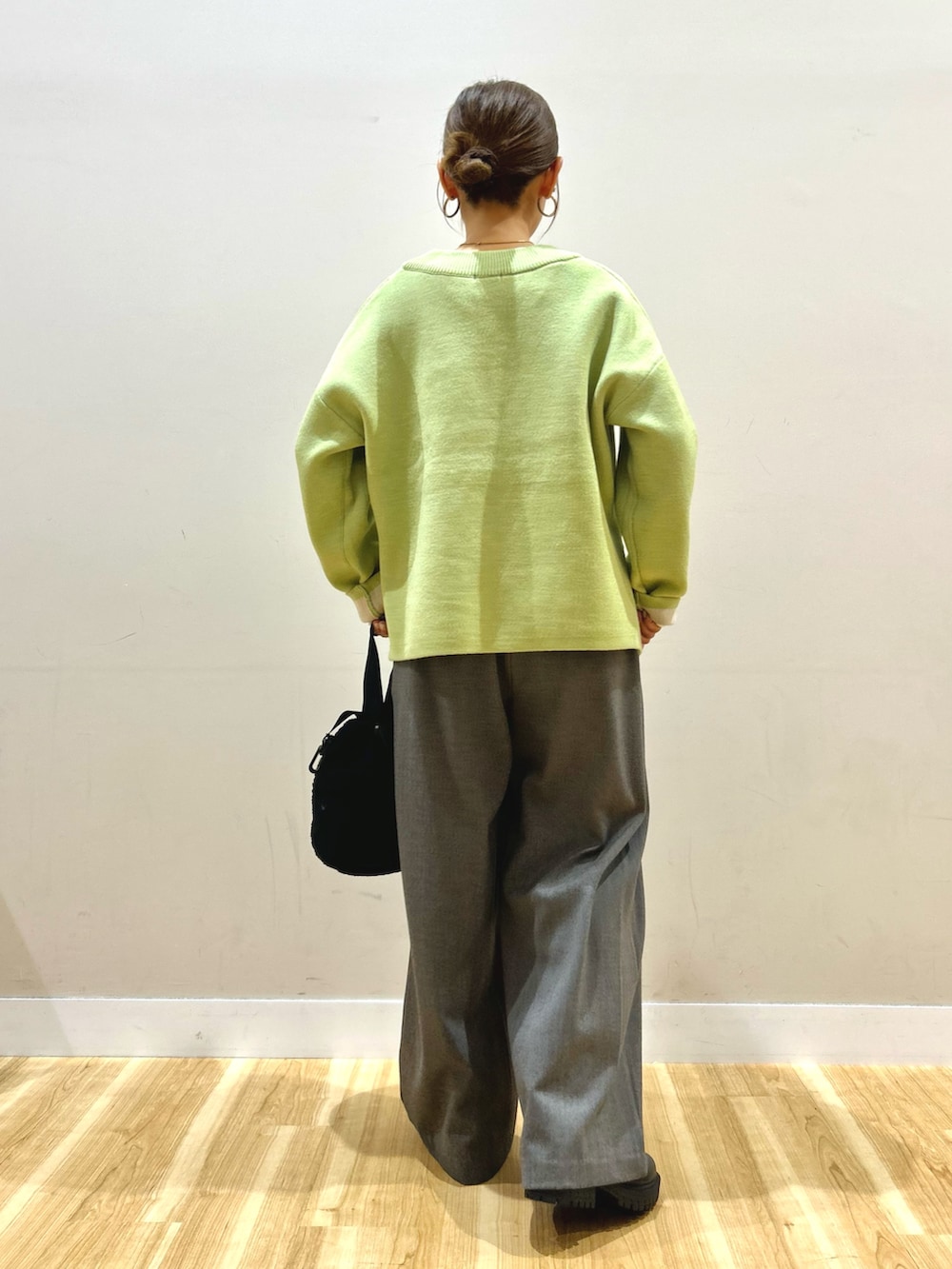 ブラック系のダウンジャケット/コート、ホワイト系のTシャツ/カットソー、ブラック系のブーツを着用したレディースの冬コーディネートの7枚目の写真