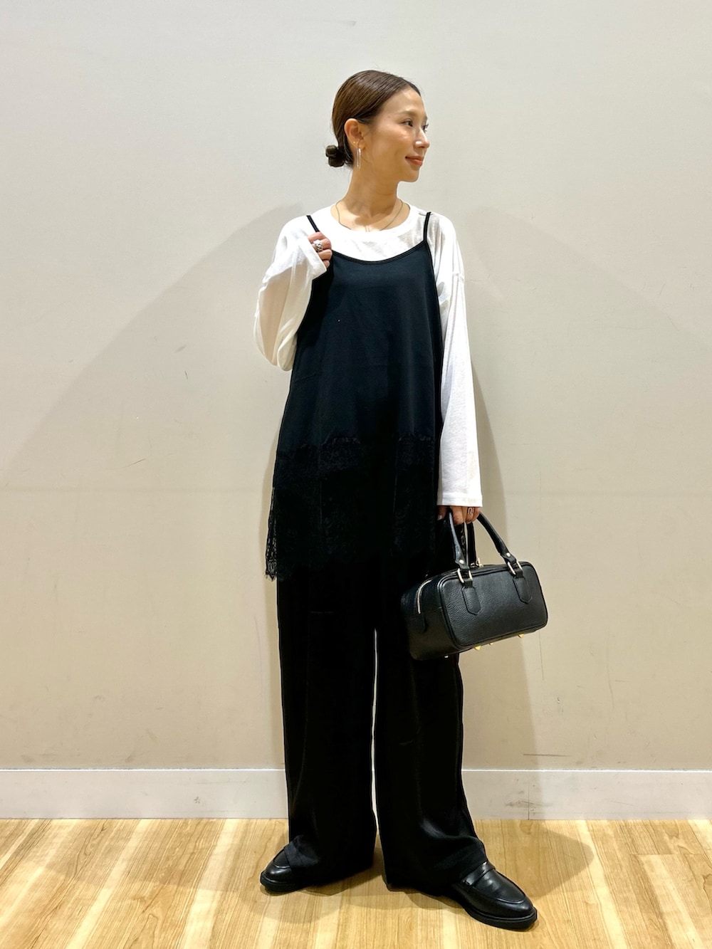 ブラウン系のデニムジャケット、ホワイト系のTシャツ/カットソー、ブラック系のその他パンツを着用したレディースの秋コーディネートの9枚目の写真