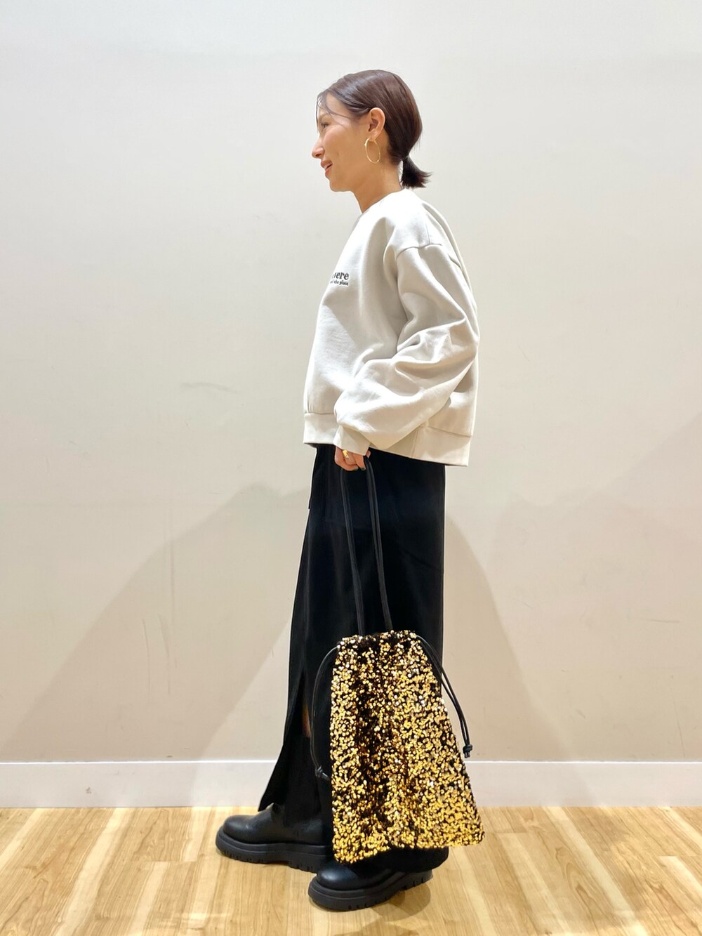 ブラウン系のブルゾン、ホワイト系のTシャツ/カットソー、ブラック系のスカートを着用したレディースの冬コーディネートの5枚目の写真