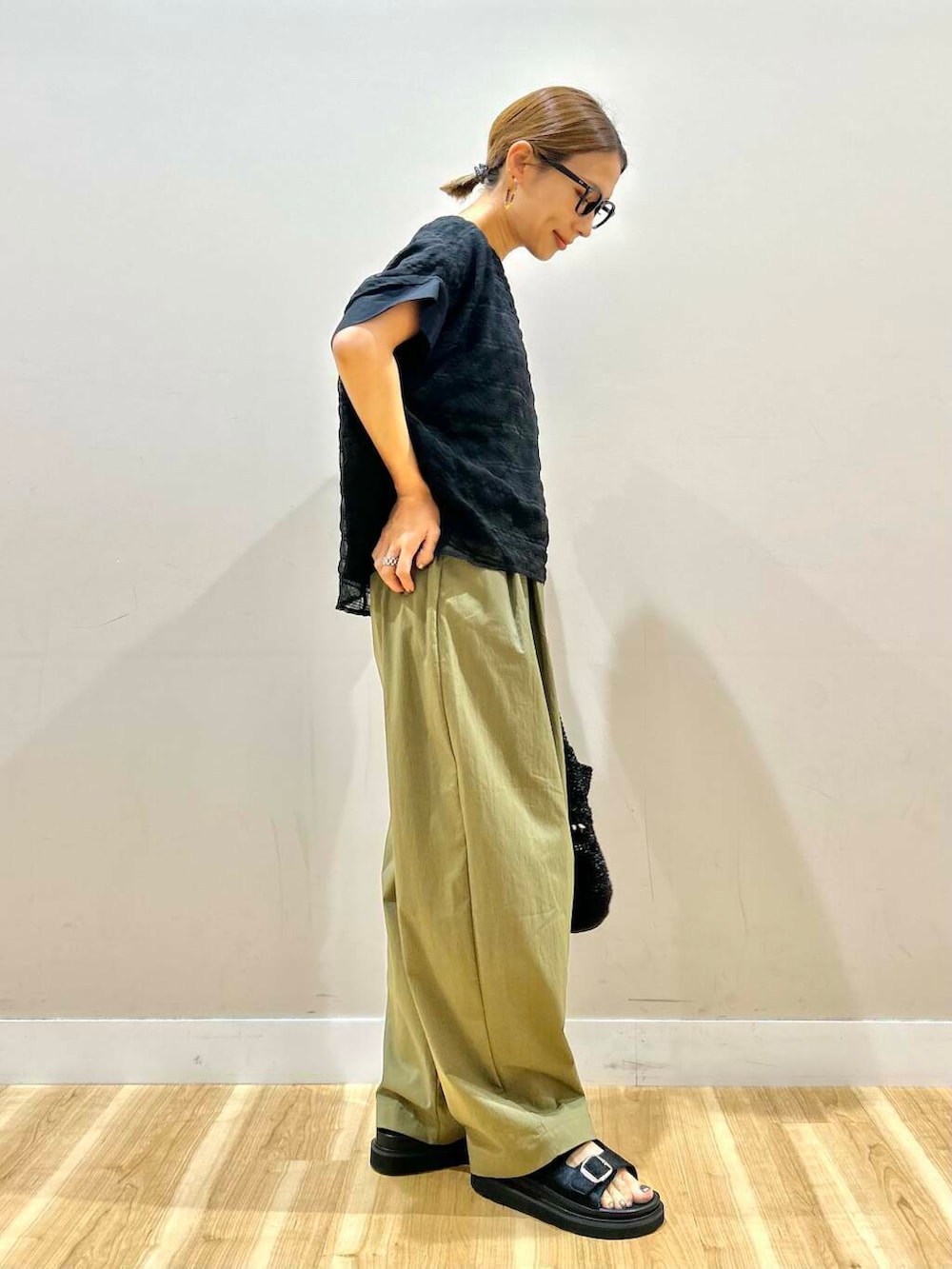 グリーン系のその他パンツ、ブラック系のショルダーバッグ、ブラック系のシャツ/ブラウスを着用したレディースの夏コーディネートの4枚目の写真