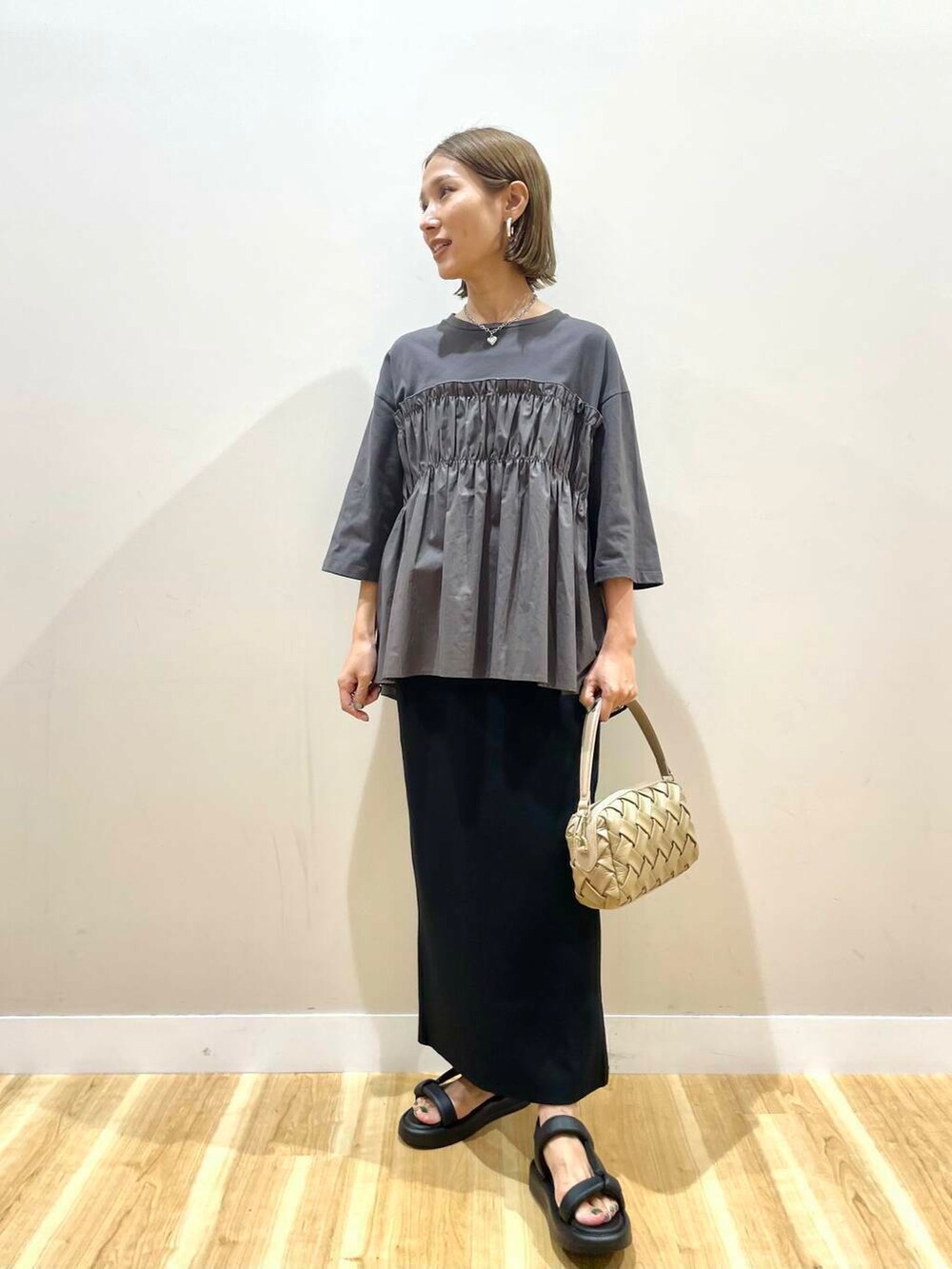 ブラック系のサンダル、ベージュ系のショルダーバッグ、ブラック系のスカートを着用したレディースの夏コーディネートの4枚目の写真