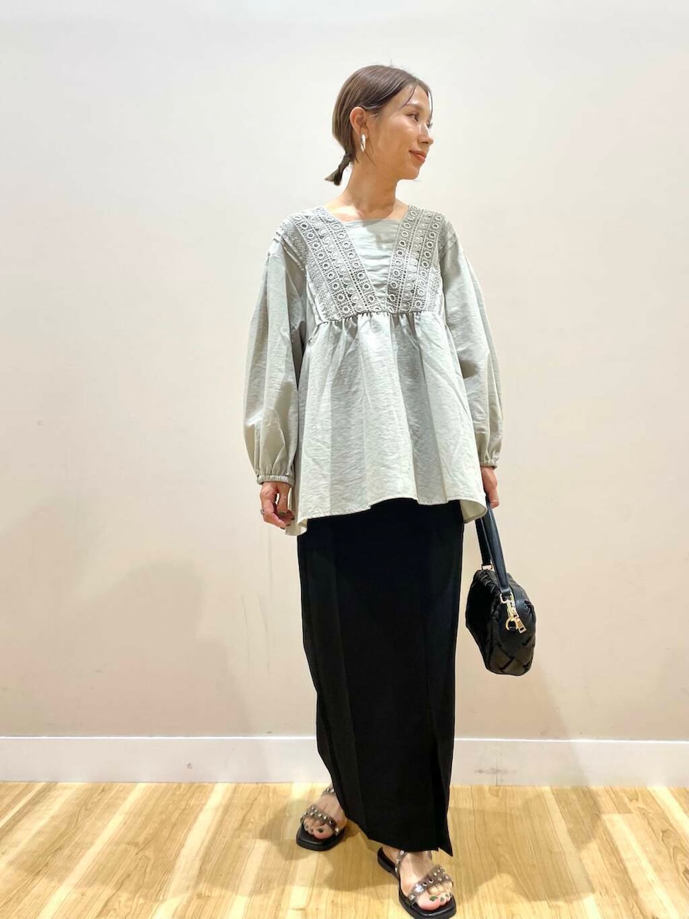 グリーン系のシャツ/ブラウス、ブラック系のサンダル、ブラック系のスカートを着用したレディースの夏コーディネートの2枚目の写真