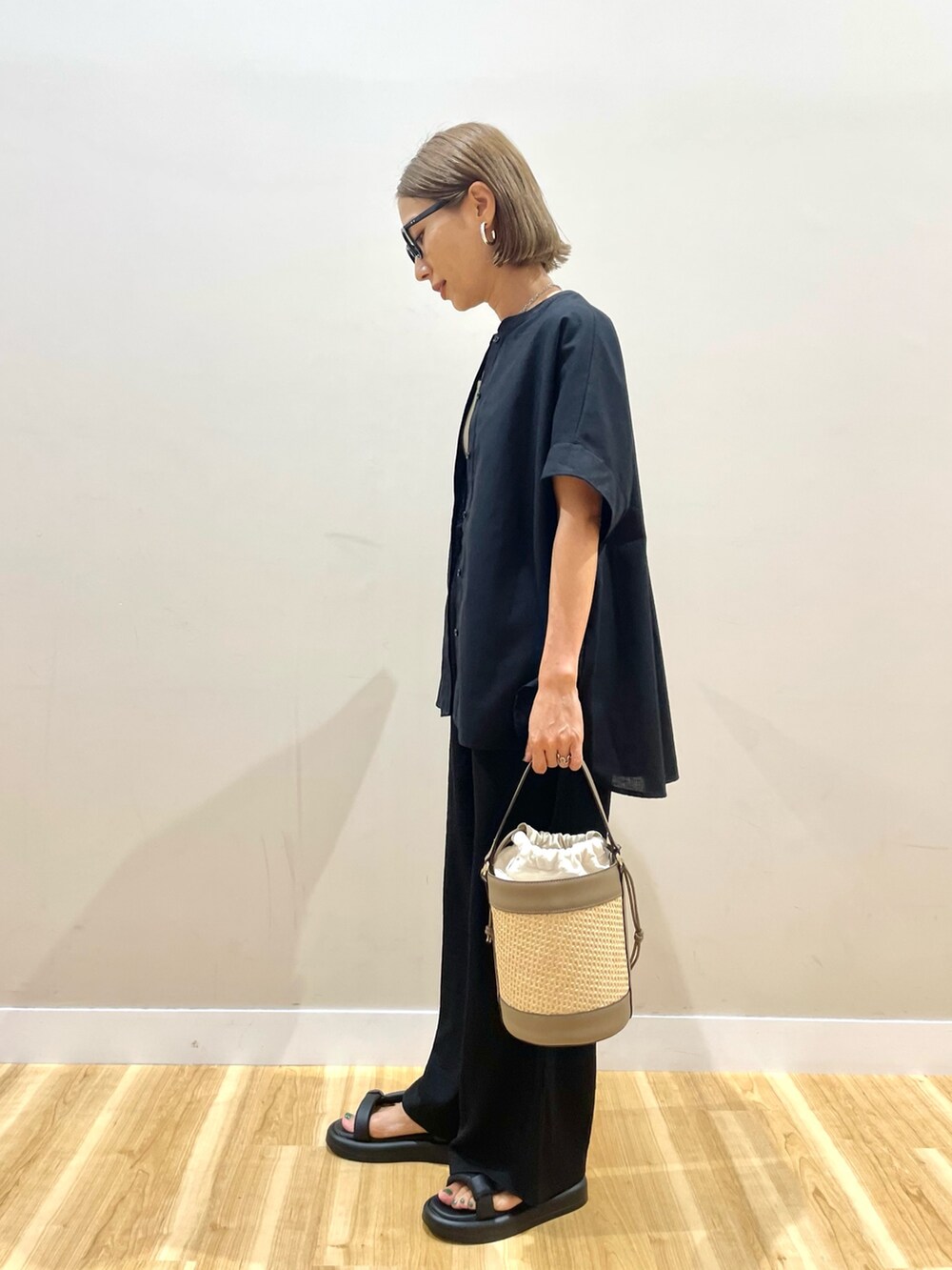 ブラック系のシャツ/ブラウス、ブラック系のその他パンツ、その他のタンクトップを着用したレディースの夏コーディネートの4枚目の写真