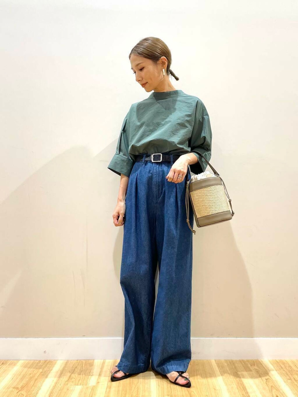 グリーン系のシャツ/ブラウス、ブルー系のデニムパンツ、ブラック系のベルトを着用したレディースの夏コーディネートの5枚目の写真