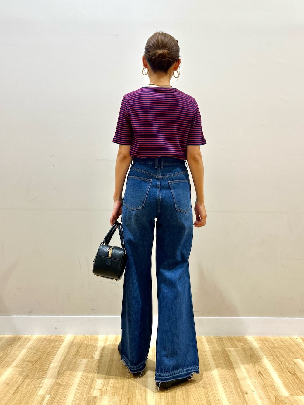 ベージュ系のブルゾン、ブルー系のTシャツ/カットソー、ブルー系のデニムパンツを着用したレディースの秋コーディネートの7枚目の写真