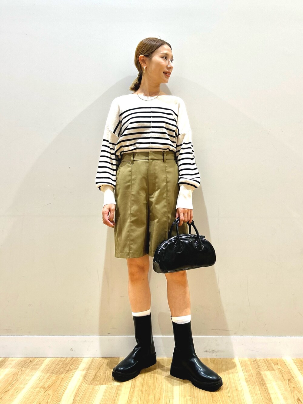 ブラック系のカーディガン/ボレロ、ホワイト系のニット/セーター、ブラウン系のその他パンツを着用したレディースの秋コーディネートの4枚目の写真