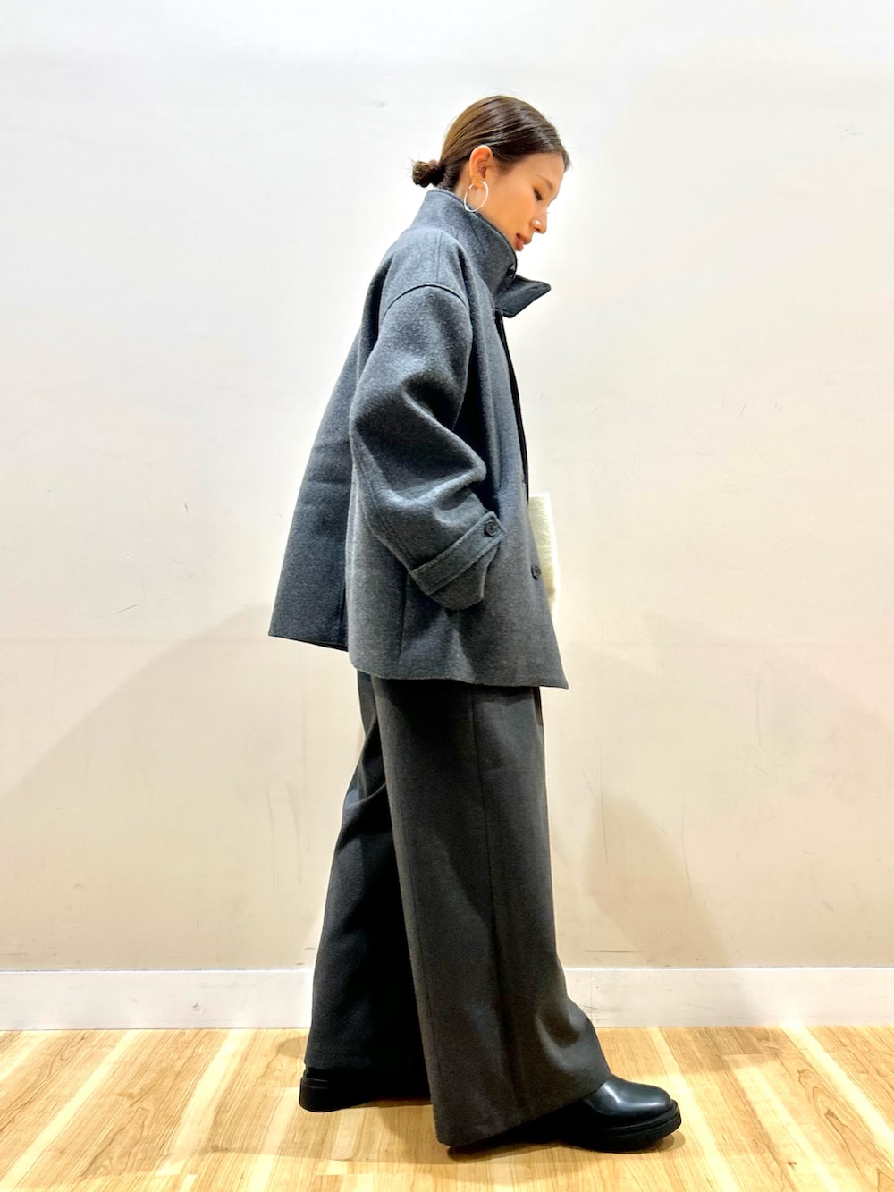 グレー系のその他アウター、ブラック系のその他パンツ、ブラック系のブーツを着用したレディースの冬コーディネートの3枚目の写真