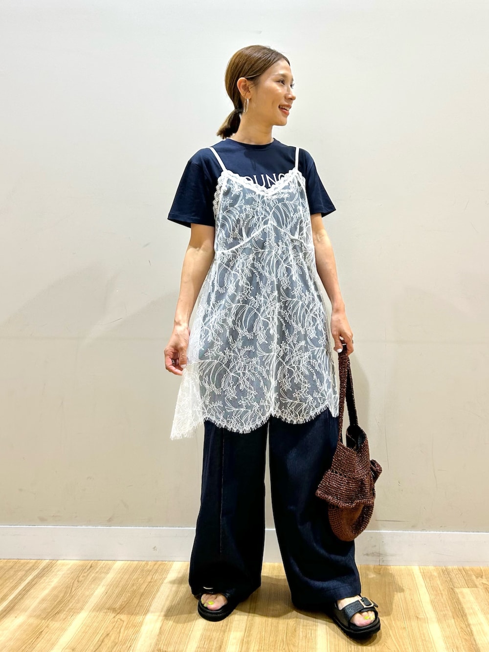 ホワイト系のキャミソール、ブルー系のTシャツ/カットソー、ブラウン系のショルダーバッグを着用したレディースの夏コーディネートの4枚目の写真