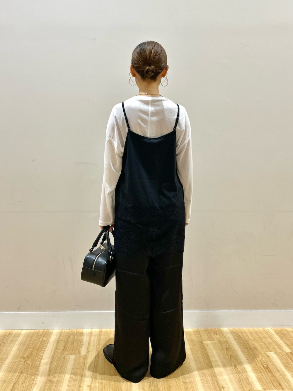 ブラウン系のデニムジャケット、ホワイト系のTシャツ/カットソー、ブラック系のその他パンツを着用したレディースの秋コーディネートの8枚目の写真