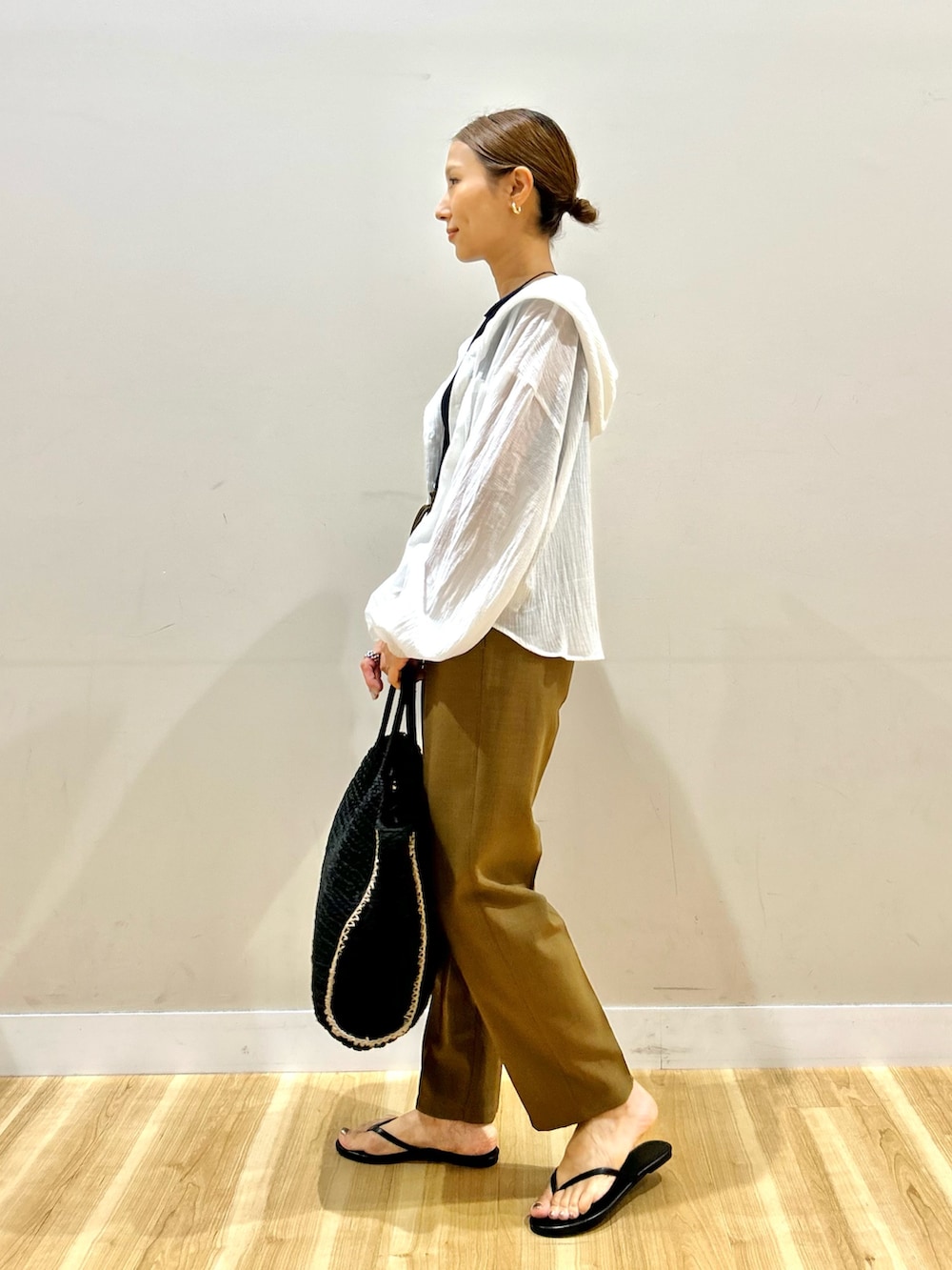 ホワイト系のシャツ/ブラウス、ブルー系のニット/セーター、ブラウン系のその他パンツを着用したレディースの夏コーディネートの4枚目の写真