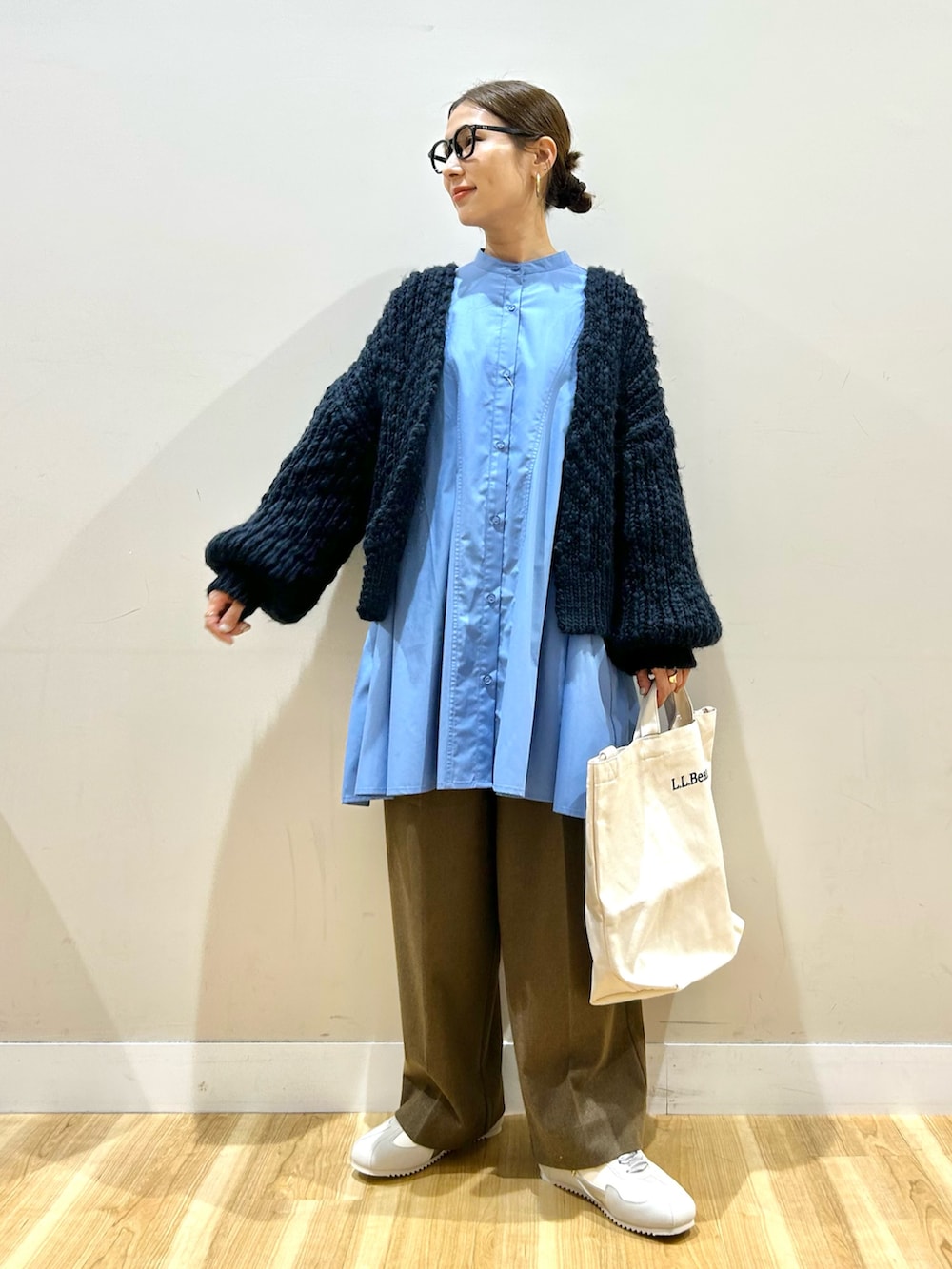 ブルー系のカーディガン/ボレロ、ブルー系のワンピース、ベージュ系のその他パンツを着用したレディースの冬コーディネートの5枚目の写真