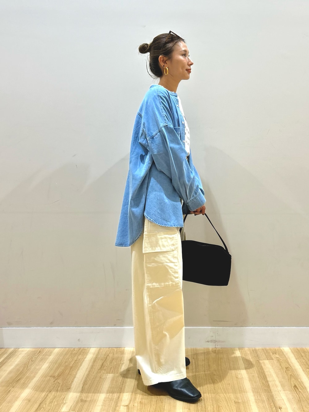 グリーン系のモッズコート、ブルー系のシャツ/ブラウス、ベージュ系のTシャツ/カットソーを着用したレディースの春コーディネートの6枚目の写真