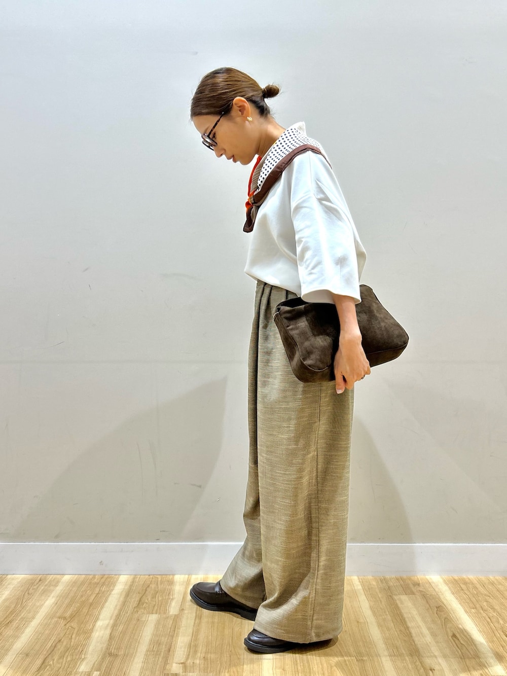 ブラウン系のその他パンツ、ブラウン系のショルダーバッグ、ホワイト系のTシャツ/カットソーを着用したレディースの秋コーディネートの2枚目の写真