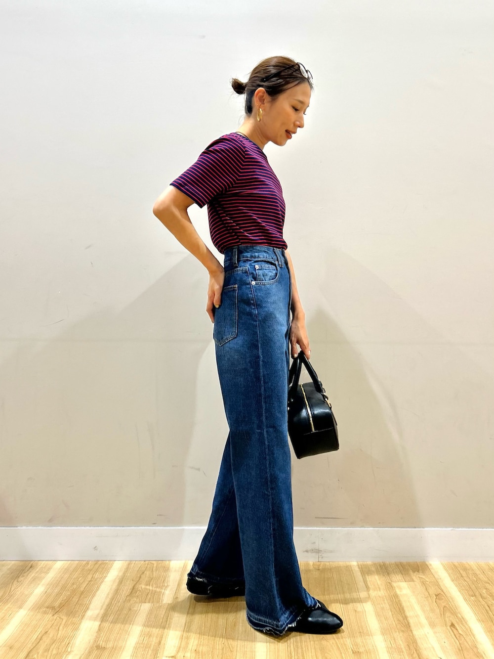 ベージュ系のブルゾン、ブルー系のTシャツ/カットソー、ブルー系のデニムパンツを着用したレディースの秋コーディネートの6枚目の写真
