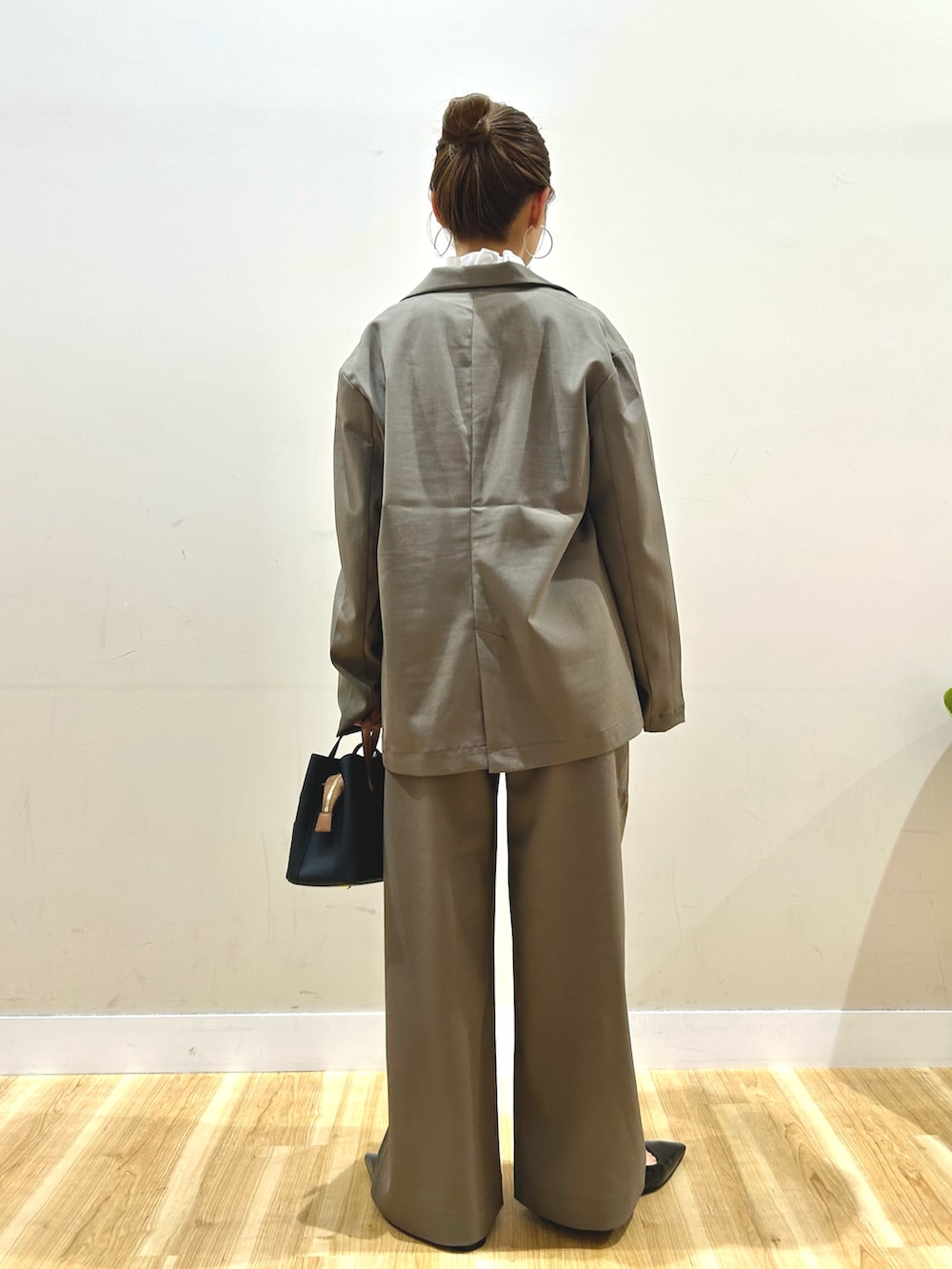 グリーン系のその他アウター、ホワイト系のシャツ/ブラウス、グリーン系のその他パンツを着用したレディースの春コーディネートの2枚目の写真