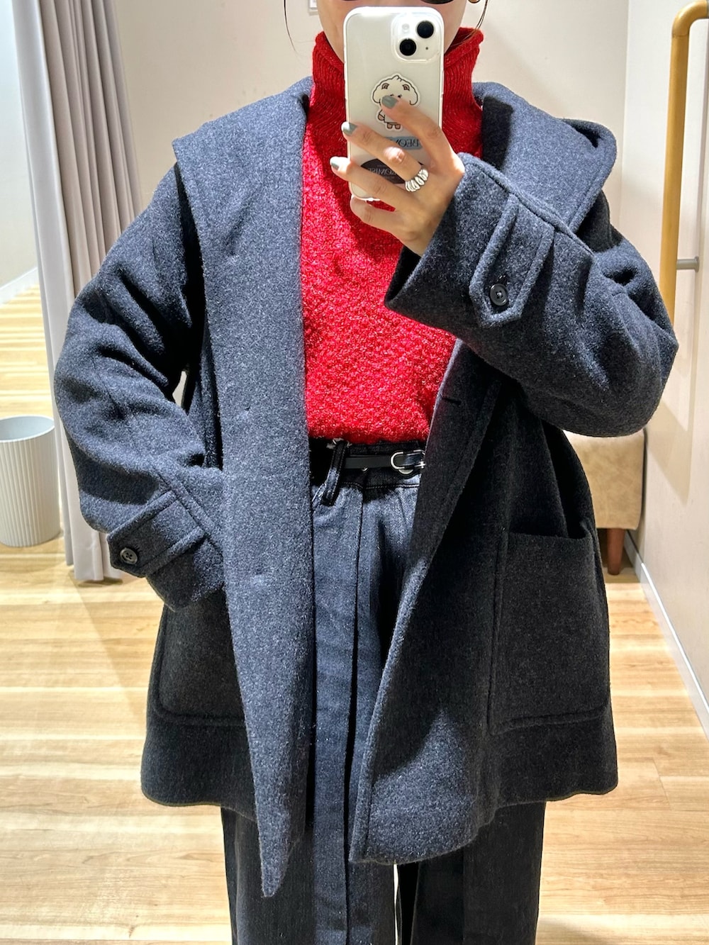 グレー系のその他アウター、レッド系のニット/セーター、ブラック系のデニムパンツを着用したレディースの冬コーディネートの9枚目の写真