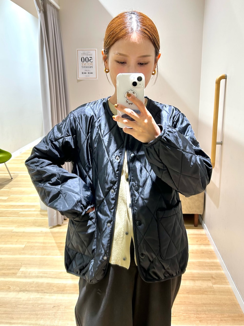 ブラック系のダウンジャケット/コート、グリーン系のカーディガン/ボレロ、ブラウン系のその他パンツを着用したレディースの秋コーディネートの8枚目の写真