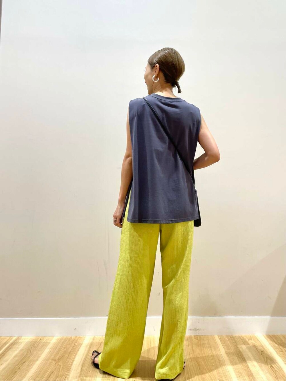 イエロー系のその他パンツ、ブラック系のショルダーバッグ、グレー系のTシャツ/カットソーを着用したレディースの夏コーディネートの3枚目の写真