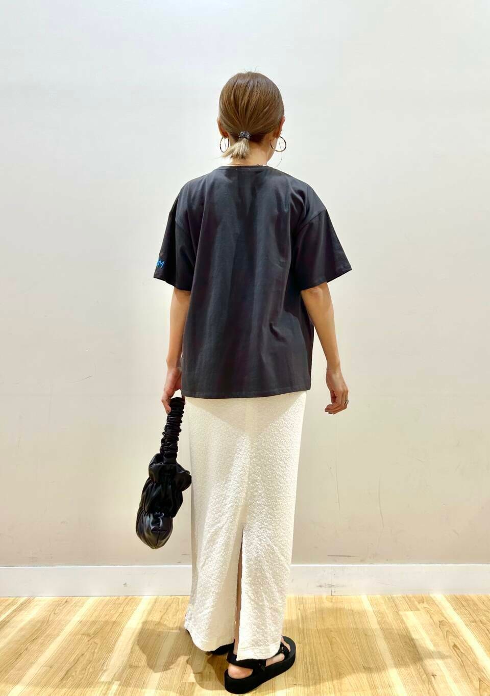 ブラック系のサンダル、ブラック系のハンドバッグ、グリーン系のその他アウターを着用したレディースの夏コーディネートの7枚目の写真