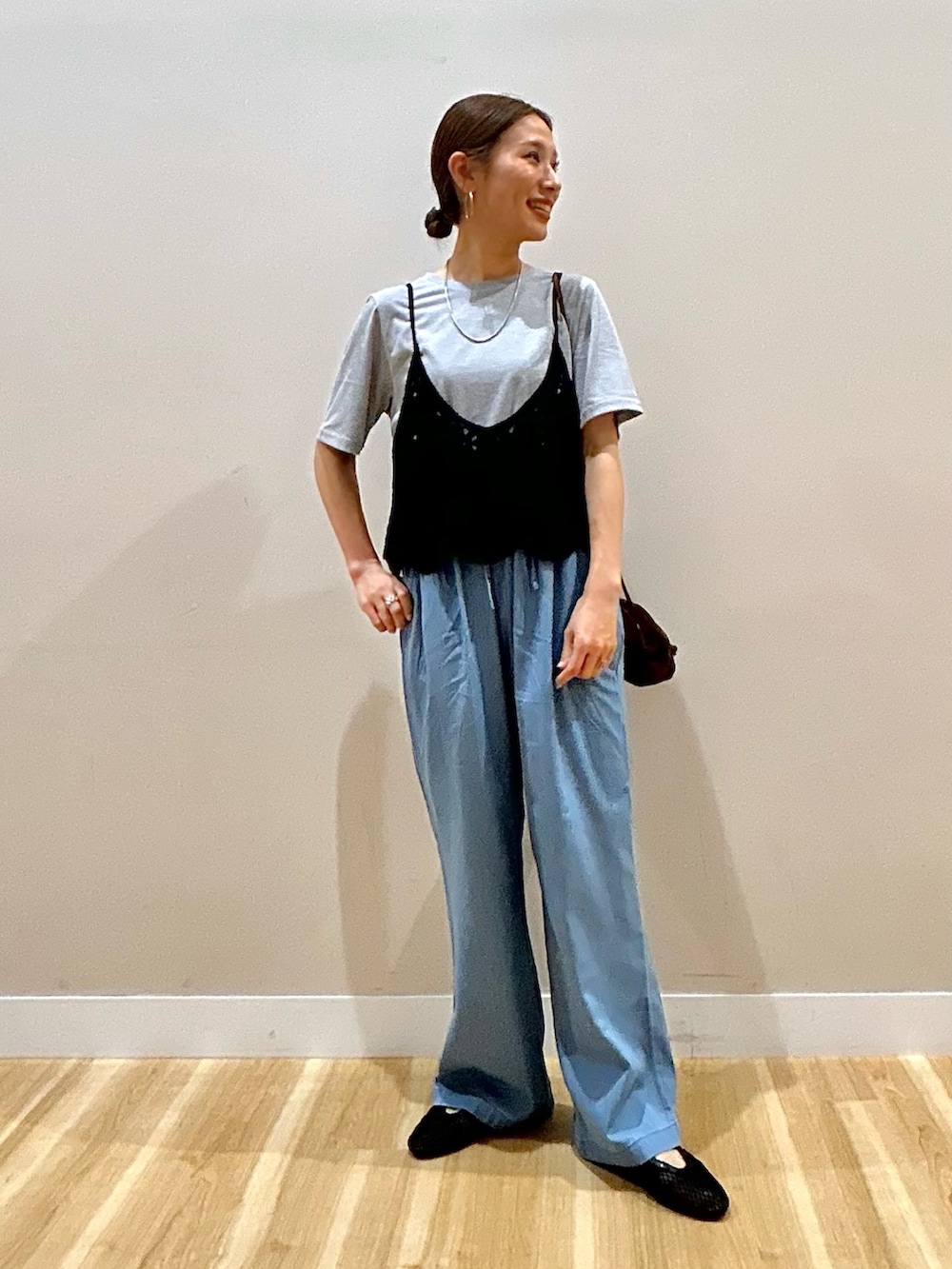 グレー系のTシャツ/カットソー、ブルー系のデニムパンツ、グレー系のその他アウターを着用したレディースの春コーディネートの6枚目の写真