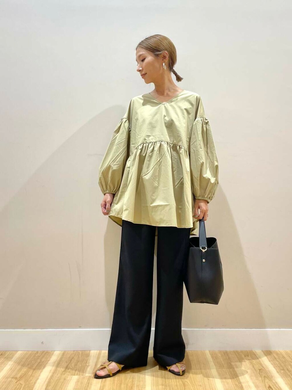 ブラウン系のサンダル、ブラック系のトートバッグ、ブラック系のその他パンツを着用したレディースの夏コーディネートの7枚目の写真