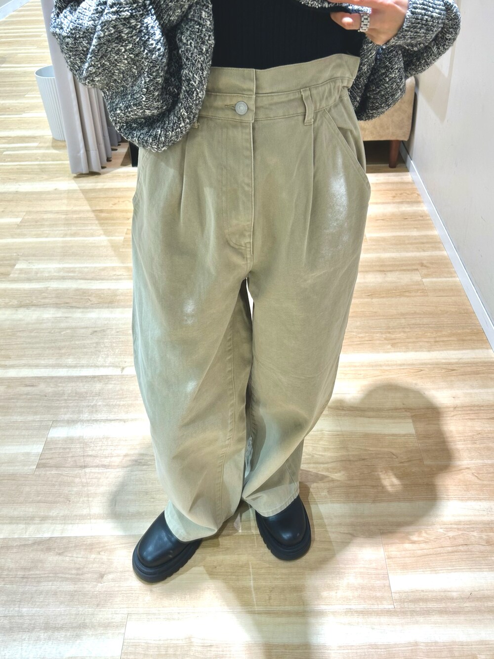 ブラック系のダウンジャケット/コート、ブラック系のニット/セーター、ブラック系のニット/セーターを着用したレディースの冬コーディネートの7枚目の写真
