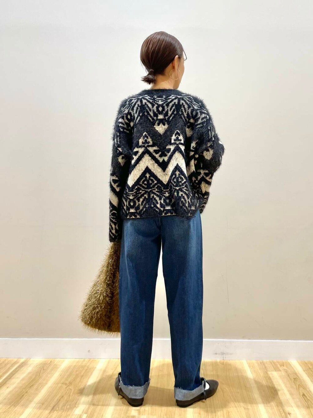 ブラック系のパンプス、ブルー系のデニムパンツ、グレー系のその他アウターを着用したレディースの冬コーディネートの10枚目の写真