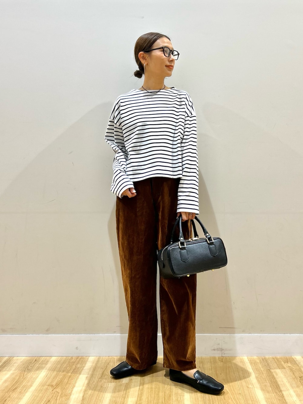 ブラウン系のカバーオール、その他のTシャツ/カットソー、ブラウン系のその他パンツを着用したレディースの秋コーディネートの5枚目の写真
