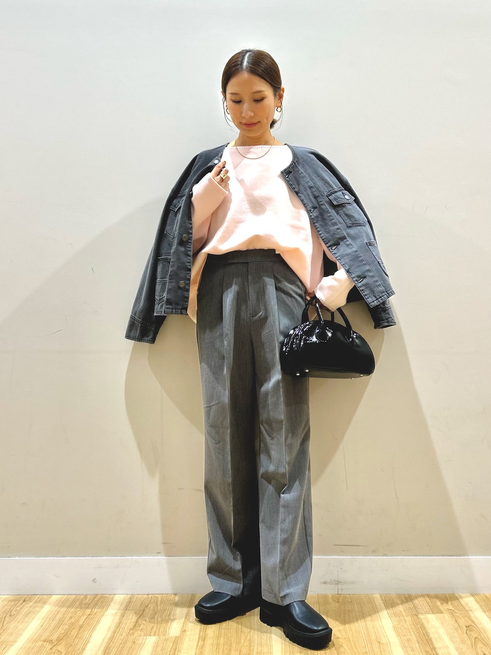 グレー系のデニムジャケット、グレー系のその他パンツ、ブラック系のボストンバッグを着用したレディースの秋コーディネートの7枚目の写真