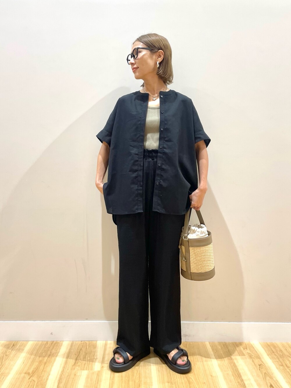 ブラック系のシャツ/ブラウス、ブラック系のその他パンツ、その他のタンクトップを着用したレディースの夏コーディネートの5枚目の写真